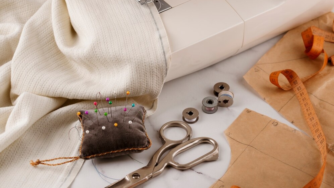 tailoring-items-arrangement-still-life_23-2149647302